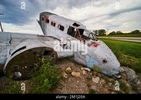 Abandonné s'est écrasé petit avion dans les champs le jour nuageux Banque D'Images