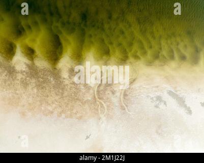 Vue aérienne sur les bancs de sable à Yong Ling Beach, Hat Yong Ling et Hat San, à Trang, en Thaïlande Banque D'Images