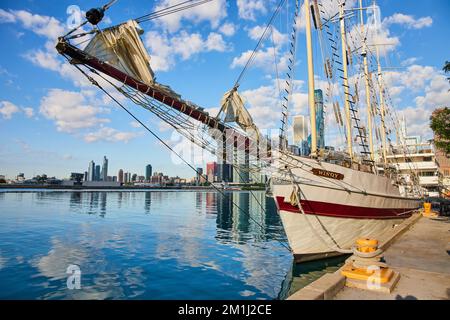 Embellissez le bateau Windy sur Navy Pier à Chicago avec un horizon en arrière-plan Banque D'Images