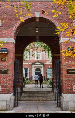 Arche en brique menant au campus de droit de New York avec des étudiants Banque D'Images