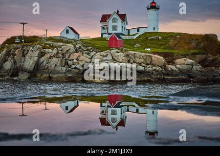 Le phare du Maine se reflète au-dessus de la flaque avec la lumière du matin Banque D'Images