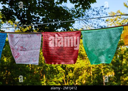 Détail des drapeaux de prière en blanc, rouge et vert Banque D'Images