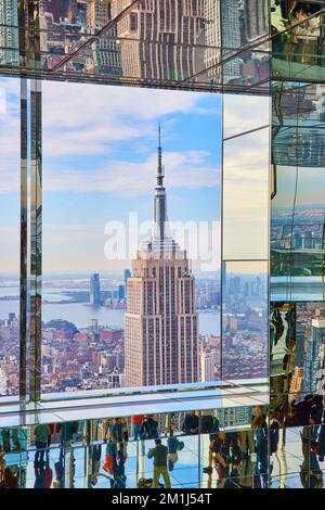 Détail haut de l'Empire State Building de haut en haut sommet un miroir intérieur salle de réflexion de verre plein de touristes Banque D'Images