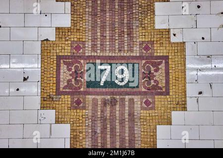 Mosaïque sur les murs du métro 79th Street à New York Banque D'Images