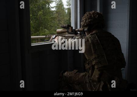 Les Rangers du Bataillon 4th de l’Armée britannique, Ranger Regiment, se livrent à des cibles de longue distance lors de la compétition de meilleur Sniper de Menton 2022 aux côtés des bérets verts du Groupe des Forces spéciales 1st (aéroporté) à la base interarmées Lewis-McChord, Washington, le 8 décembre 2022. La compétition est composée de neuf équipes qui se disputent des buts de précision, des cibles mobiles, des tiges de feu direct et des pousses de stress effectuées pendant la lumière du jour et des heures de visibilité limitée. Tout au long de l'événement, les participants utilisent le système d'armes Sniper M24, la carbine 5,56 M4 et le pistolet 9mm. (É.-U. Photo de l'armée par le Sgt Thoman Johnson) Banque D'Images