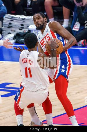 Washington, États-Unis. 12th décembre 2022. WASHINGTON, DC - DÉCEMBRE 12 : les Brooklyn nets gardent Kyrie Irving (11) et l'avant Kevin durant (7) se tiennent sur un rebond lors d'un match de la NBA entre les Washington Wizards et les Brooklyn nets, sur 12 décembre 2022, à la Capital One Arena, à Washington, DC. (Photo de Tony Quinn/SipaUSA) crédit: SIPA USA/Alay Live News Banque D'Images