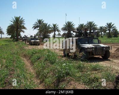 ÉTATS-UNIS Des soldats de l'armée du 3rd peloton, Charlie Company, 1st Bataillon, 102nd Infantry Regiment (Forward), Garde nationale de l'armée du Connecticut, effectuent une patrouille montée en Irak, octobre 2004. Des soldats du 102nd Infantry Regiment ont augmenté Echo troupe, du 151st Cavalry Regiment, qui fait partie de l'équipe de combat de la Brigade d'infanterie de l'Arkansas de 39th, et ont mené des opérations de stabilité à Bagdad et autour dans le cadre de l'opération liberté iraquienne II (Photo de Rick Marshall) Banque D'Images