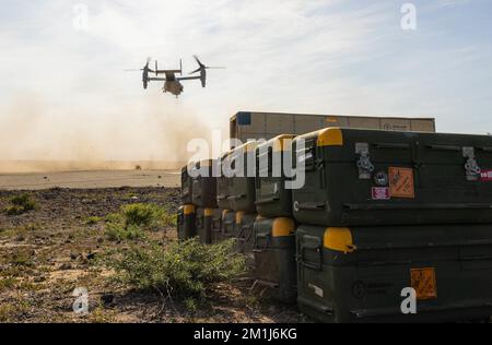 A ÉTATS-UNIS Marine corps MV-22B Osprey avec 3rd Marine Aircraft Wing (MAW) part après avoir livré des missiles Stinger à Marines avec 3rd Low altitude Air Defense Battalion, Marine Air Control Group 38, 3rd Marine Aircraft Wing, pendant l'exercice Steel Knight 23 sur l'île San Clemente, Californie, le 3 décembre 2022. L'exercice Steel Knight 23 offre à 3rd MAW l'occasion d'affiner les combats de guerre au niveau de l'aile à l'appui de la Force expéditionnaire maritime I et de la manœuvre de la flotte. (É.-U. Photo du corps marin par le Cpl Joshua Brittenham) Banque D'Images