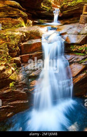 Deux niveaux de cascades époustouflantes dans le New Hampshire qui se jettent dans le canyon de près Banque D'Images