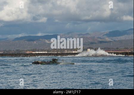 OCÉAN PACIFIQUE (5 décembre 2022) – un véhicule de combat amphibie (VCA) affecté au 3rd Bataillon des amphibiens d'assaut, 1st Division Marine transits aux quais de la base du corps des Marines Camp Pendleton après le lancement du pont de puits du navire d'atterrissage USS Harpers Ferry (LSD 49) Pendant l'exercice Steel Knight (SK23), le 5 décembre 2022. Les VAC sont actuellement autorisés à effectuer des opérations d’origine hydrique dans des eaux ouvertes et protégées, tandis que les essais de transit dans les zones de surf sont en cours. SK23 offre à U.S. 3rd Fleet et à I Marine Expeditionary Force la possibilité de pratiquer des opérations amphibies et de faire la démonstration de Th Banque D'Images