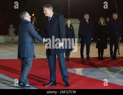 Bucarest, Roumanie - 12 décembre 2022: Le Président roumain, Klaus Iohannis (R), a souhaité la bienvenue au Président suisse, Ignazio Cassis (L), au Cotroceni Banque D'Images