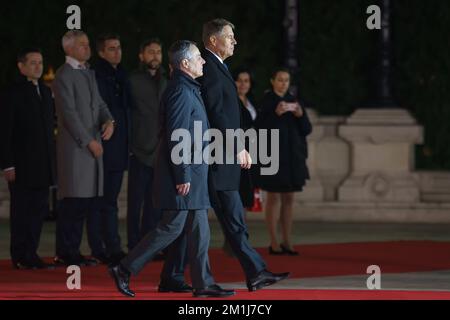 Bucarest, Roumanie - 12 décembre 2022: Le Président roumain, Klaus Iohannis (R), a souhaité la bienvenue au Président suisse, Ignazio Cassis (L), au Cotroceni Banque D'Images