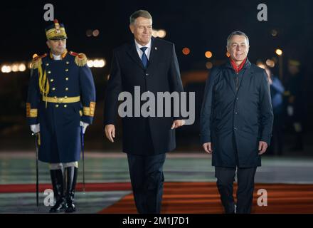 Bucarest, Roumanie - 12 décembre 2022: Le Président roumain Klaus Iohannis (L) accueille le Président suisse Ignazio Cassis (R) au Cotroceni Banque D'Images