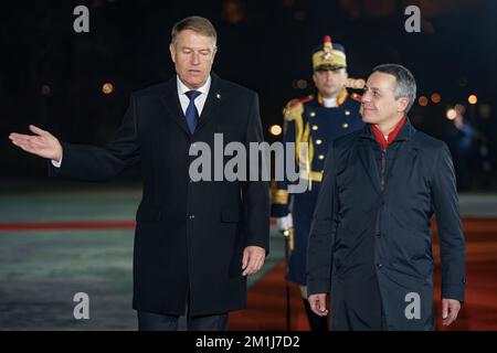 Bucarest, Roumanie - 12 décembre 2022: Le Président roumain Klaus Iohannis (L) accueille le Président suisse Ignazio Cassis (R) au Cotroceni Banque D'Images