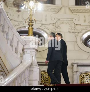 Bucarest, Roumanie - 12 décembre 2022: Le Président roumain, Klaus Iohannis (R), a souhaité la bienvenue au Président suisse, Ignazio Cassis (L), au Cotroceni Banque D'Images