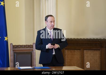 Bucarest, Roumanie - 12 décembre 2022: Le ministre roumain des Finances, Adrian Caciu (R), se prépare à signer un document d'accord-cadre financier avec Swit Banque D'Images