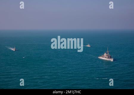 221211-A-NR779-1045 GOLFE PERSIQUE (11 DÉCEMBRE 2022) ÉTATS-UNIS Contre-mesures à la mine de la Marine le navire USS Dextrous (MCM 13), à droite, opère dans le golfe Arabo-Persique avec des navires de la Marine irakienne et de la Garde côtière du Koweït, décembre 11. L'Iraq, le Koweït et les États-Unis ont effectué une patrouille conjointe dans le golfe Arabo-Persique pour la deuxième fois en quatre mois afin de promouvoir la sécurité maritime régionale. (É.-U. Photo de l'armée par le SPC. Aaron Troutman) Banque D'Images