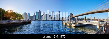 Vue panoramique depuis Brooklyn New York par le pont au coucher du soleil avec la ville en arrière-plan Banque D'Images