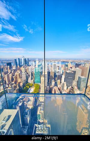 Vue sur Manhattan depuis la chambre au sol en verre du New York City Summit One Banque D'Images