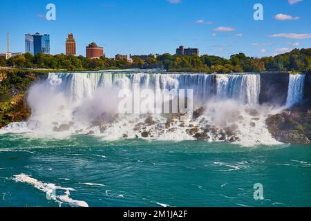 Full American Falls aux chutes du Niagara depuis le côté du Canada Banque D'Images