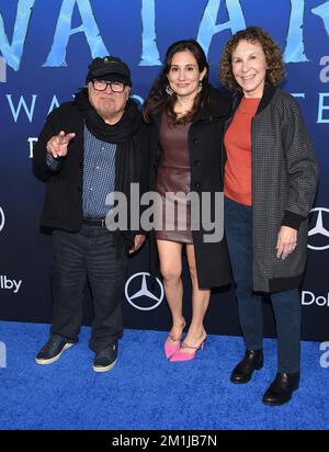 Hollywood, Californie sur 12 décembre 2022. Danny DeVito, Lucy DeVito et Rhea Perlman arrivent à la première américaine de 20th Century Studios “Avatar: The Way of Water” qui s’est tenue au Dolby Theatre à Hollywood, CA on 12 décembre 2022. © OConnor / AFF-USA.com Banque D'Images