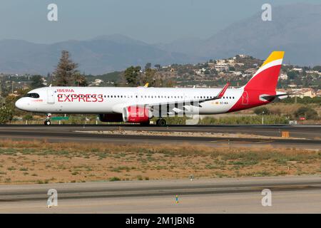 Malaga, Espagne. 21st août 2022. Un Airbus 321 NEO Iberia Express est prêt à décoller de l'aéroport Costa del sol de Malaga.Iberia Express est une compagnie aérienne espagnole à bas prix appartenant à Iberia, qui exploite des lignes de transport court et moyen-courrier depuis le hub de sa compagnie mère, à l'aéroport Adolfo Suárez Madrid-Barajas, offrant des vols directs vers le réseau long-courrier d'Iberia. (Photo de Fabrizio Gandolfo/SOPA Images/Sipa USA) crédit: SIPA USA/Alay Live News Banque D'Images