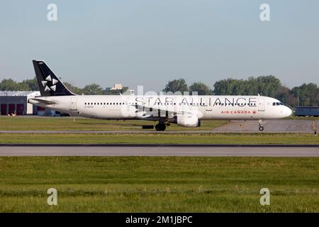 Montréal, Canada. 25th mai 2022. Un Airbus 321 d'Air Canada en taxi de la livery de Star Allianca à l'aéroport international Pierre Elliott Trudeau de Montréal.Star Alliance est la plus grande alliance aérienne mondiale. Fondé le 14 mai 1997, son PDG est Jeffrey Goh et son siège social est situé à Francfort-sur-le-main, en Allemagne. (Photo de Fabrizio Gandolfo/SOPA Images/Sipa USA) crédit: SIPA USA/Alay Live News Banque D'Images