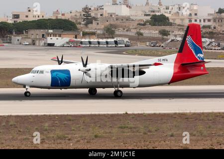 Malte. 25th septembre 2014. Un cargo Amapola Flyg Fokker 50 sur la piste de l'aéroport international de Malte. Amapola Flyg est une compagnie aérienne de passagers et de fret basée à Stockholm, en Suède. Elle exploite des services de fret pour le compte de la poste suédoise, de JetPak et de MiniLiner depuis l'aéroport de Maastricht Aachen et sa base principale à l'aéroport de Stockholm-Arlanda. (Credit image: © Fabrizio Gandolfo/SOPA Images via ZUMA Press Wire) Banque D'Images