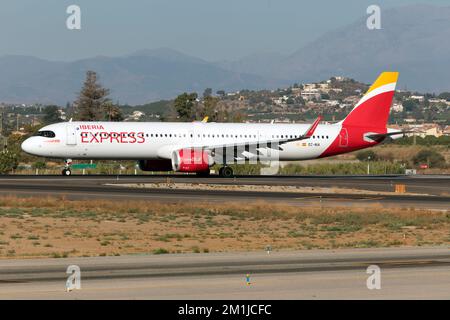 Malaga, Espagne. 21st août 2022. Un Airbus 321 NEO Iberia Express est prêt à décoller de l'aéroport Costa del sol de Malaga.Iberia Express est une compagnie aérienne espagnole à bas prix détenue par Iberia, qui exploite des lignes de transport court et moyen-courrier depuis le hub de sa compagnie mère à l'aéroport Adolfo Suírez de Madrid, « Barajas », offrant des vols directs vers le réseau long-courrier d'Iberia. (Credit image: © Fabrizio Gandolfo/SOPA Images via ZUMA Press Wire) Banque D'Images