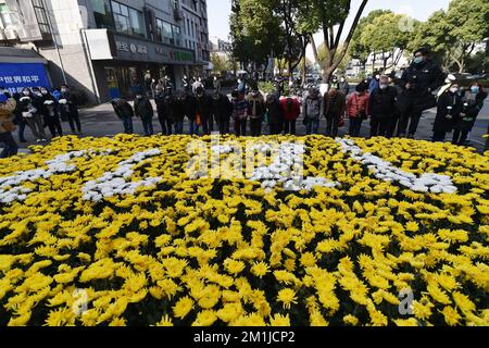 NANJING, CHINE - 13 DÉCEMBRE 2022 - les gens rendent hommage au monument commémoratif des victimes du massacre de Nanjing par les envahisseurs japonais de Zheng Banque D'Images