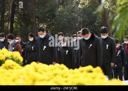 NANJING, CHINE - 13 DÉCEMBRE 2022 - les gens observent un moment de silence devant le monument pour les victimes du massacre de Nanjing par les Japonais t. Banque D'Images