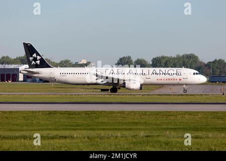 Montréal, Québec, Canada. 25th mai 2022. Un Airbus 321 d'Air Canada en taxi de la livery de Star Allianca à l'aéroport international Pierre Elliott Trudeau de Montréal.Star Alliance est la plus grande alliance aérienne mondiale. Fondé le 14 mai 1997, son PDG est Jeffrey Goh et son siège social est situé à Francfort-sur-le-main, en Allemagne. (Credit image: © Fabrizio Gandolfo/SOPA Images via ZUMA Press Wire) Banque D'Images