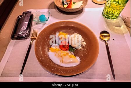 Crème glacée maison, mangue et riz collant dans un restaurant gastronomique de Bangkok, Thaïlande Banque D'Images