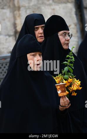 Religieuses orthodoxes grecques marchant dans une procession de la tombe de la Vierge à l'église du Saint Sépulcre dans la vieille ville de Jérusalem. Banque D'Images