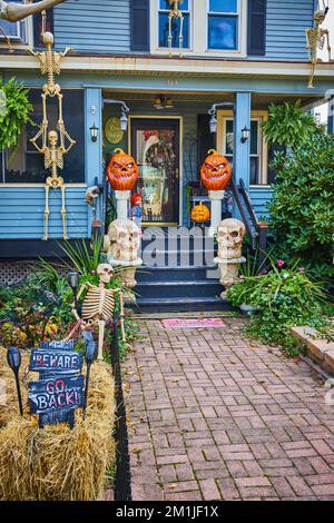Extérieur de la maison décoré pour Halloween en Amérique avec des citrouilles et des squelettes Banque D'Images