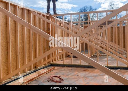 Dans la construction de la nouvelle maison poutres de charpente de bois maison sont processus en cours d'installation. Banque D'Images