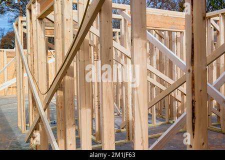 Poutres de charpente en bois de la nouvelle maison en construction en phase de construction Banque D'Images