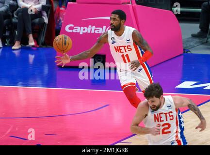 Washington, États-Unis. 12th décembre 2022. WASHINGTON, DC - DÉCEMBRE 12 : le garde de Brooklyn nets Kyrie Irving (11) commence un match en NBA entre les Washington Wizards et les Brooklyn nets, sur 12 décembre 2022, à la Capital One Arena, à Washington, DC. (Photo de Tony Quinn/SipaUSA) crédit: SIPA USA/Alay Live News Banque D'Images