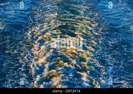 Les eaux qui font rage depuis le ferry-boat, en regardant sur les vagues avec une lumière dorée Banque D'Images