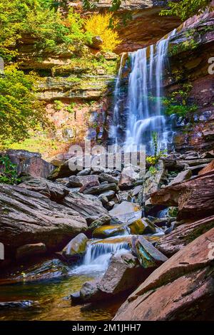 De grandes et petites cascades s'écoulant sur les bords de la falaise à travers des rochers rocheux avec feuillage d'automne Banque D'Images