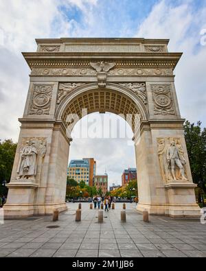 Immense panorama de Washington Square Park Arch à New York City avec des touristes en arrière-plan Banque D'Images