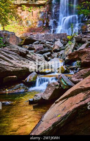 Les rochers entouraient de belles cascades paisibles, petites et grandes, qui coulent sur des falaises rocheuses Banque D'Images