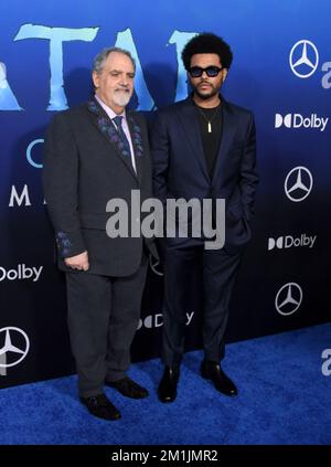 Hollywood, Californie, États-Unis 12th décembre 2022 le producteur Jon Landau et chanteur/musicien The Weeknd aka Abel Makkonen Tesfaye assister à 20th Century Studio 'Avatar 2: The Way of Water' U.S. Première au Dolby Theatre on 12 décembre 2022 à Hollywood, Californie, États-Unis. Photo de Barry King/Alay Live News Banque D'Images