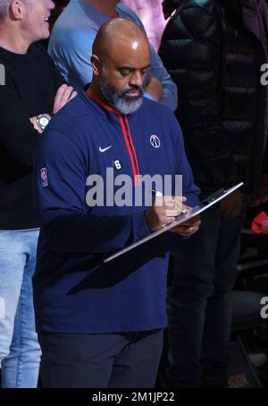 Washington, États-Unis. 12th décembre 2022. WASHINGTON, DC - DÉCEMBRE 12 : entraîneur de sorciers Wes Unseld Jr. Avant un match de la NBA entre les Wizards de Washington et les Brooklyn nets, sur 12 décembre 2022, à la Capital One Arena, à Washington, DC. (Photo de Tony Quinn/SipaUSA) crédit: SIPA USA/Alay Live News Banque D'Images