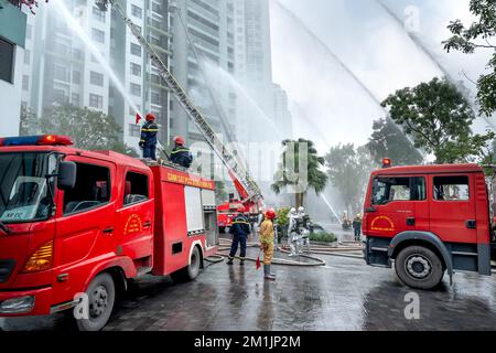 Zone urbaine d'Ecopark, Van Giang, Hung yen, Vietnam - 18 novembre 2022 : la police provinciale des incendies de Hung yen a organisé une répétition de la lutte contre les incendies et du sauvetage de l'alp Banque D'Images