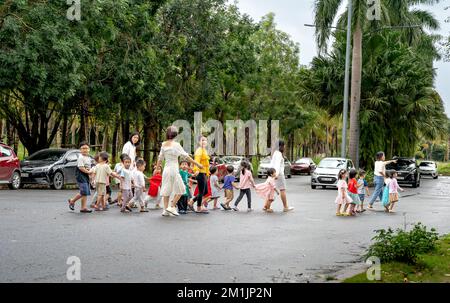 Zone urbaine d'Ecopark, Van Giang, province de Hung yen, Vietnam - 18 novembre 2022: Enseignants et enfants en maternelle lors d'un pique-nique dans la zone urbaine d'Ecopark Banque D'Images