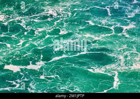 Eaux turquoises et agitées sur la rivière Niagara Banque D'Images