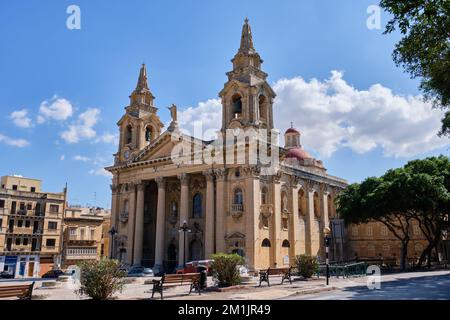 La statue du Christ Roi au sommet de la façade de la Saint Publius, également connue sous le nom de Floriana, Église paroissiale - Floriana, Malte Banque D'Images