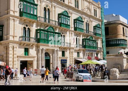 Le Palazzo Ferreira avec ses balcons en bois colorés a été achevé en 1897 - la Valette, Malte Banque D'Images