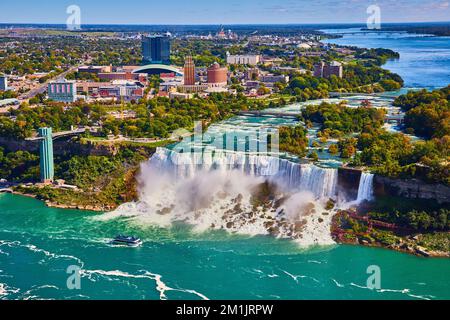 Niagara American Falls du côté du Canada en regardant l'Amérique Banque D'Images